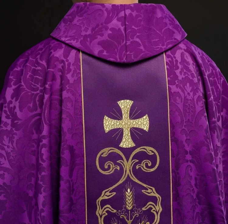 Fioletowy ornat liturgiczny ozdobiony haftowanym pasem – widok przodu