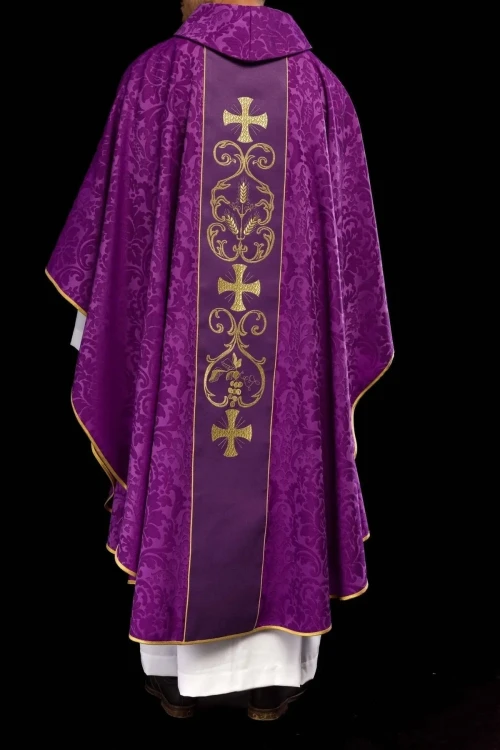 Fioletowy ornat liturgiczny ozdobiony haftowanym pasem – widok tyłu
