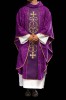 Fioletowy ornat liturgiczny ozdobiony haftowanym pasem – detal tkaniny