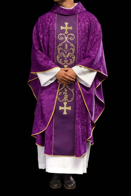 Fioletowy ornat liturgiczny ozdobiony haftowanym pasem – detal tkaniny
