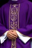 Fioletowy ornat liturgiczny ozdobiony złotym haftowanym pasem