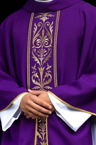 Fioletowy ornat liturgiczny ozdobiony złotym haftowanym pasem