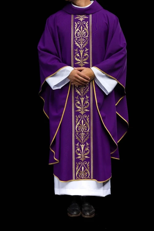 Fioletowy ornat liturgiczny ozdobiony złotym haftowanym pasem – pełny widok