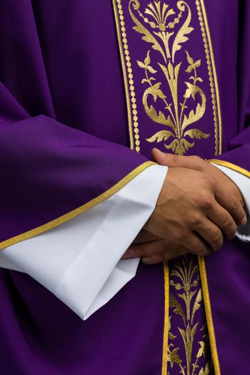 Fioletowy ornat liturgiczny ozdobiony złotym haftowanym pasem – zbliżenie haftu