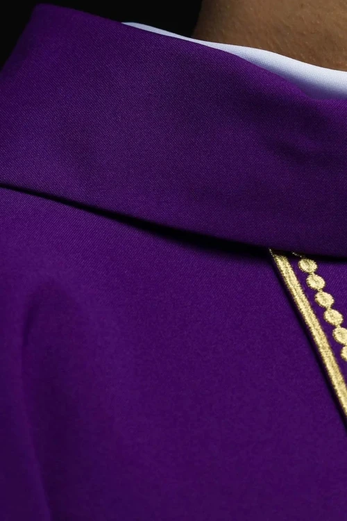 Fioletowy ornat liturgiczny ozdobiony złotym haftowanym pasem – detal symbolu