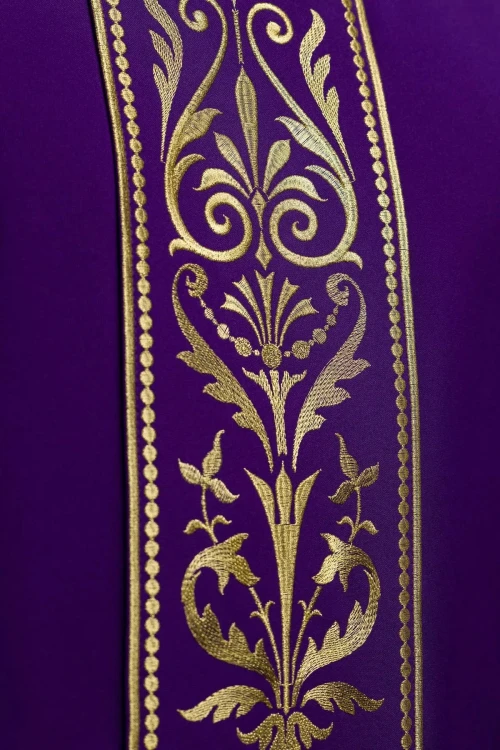 Fioletowy ornat liturgiczny ozdobiony złotym haftowanym pasem – wykończenie kołnierza