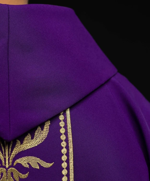 Fioletowy ornat liturgiczny ozdobiony złotym haftowanym pasem – widok przodu