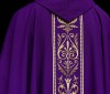 Fioletowy ornat liturgiczny ozdobiony złotym haftowanym pasem – widok tyłu