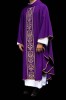 Fioletowy ornat liturgiczny ozdobiony złotym haftowanym pasem – układ na sylwetce