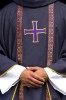 Fioletowy ornat liturgiczny z haftowanym krzyżem i żakardowymi pasami