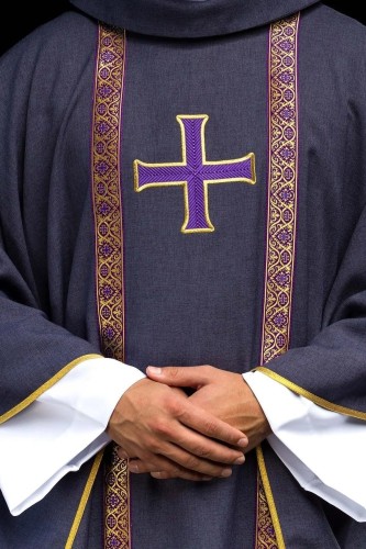 Fioletowy ornat liturgiczny z haftowanym krzyżem i żakardowymi pasami