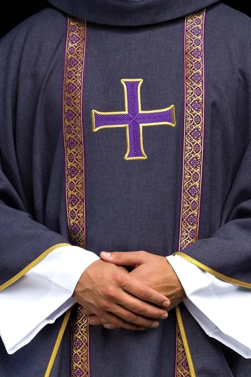 Fioletowy ornat liturgiczny z haftowanym krzyżem i żakardowymi pasami