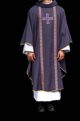 Fioletowy ornat liturgiczny z haftowanym krzyżem i żakardowymi pasami – pełny widok