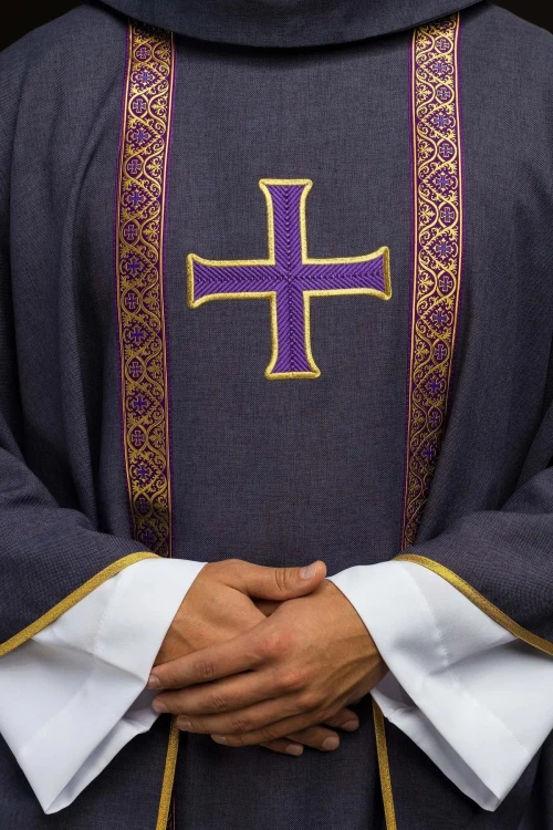 Fioletowy ornat liturgiczny z haftowanym krzyżem i żakardowymi pasami – zbliżenie haftu