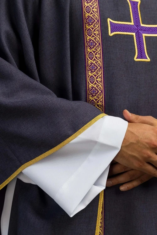Fioletowy ornat liturgiczny z haftowanym krzyżem i żakardowymi pasami – detal symbolu