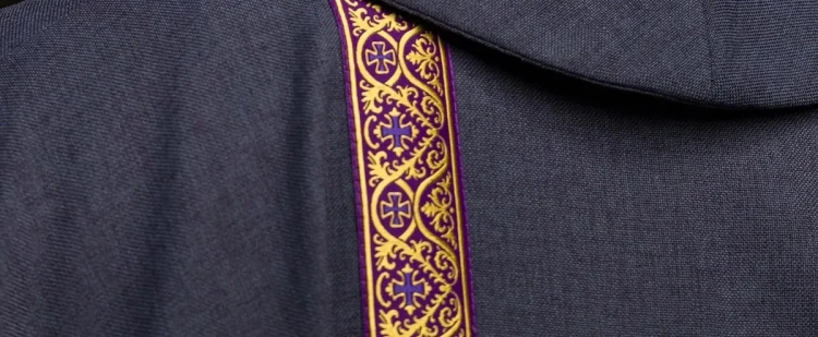 Fioletowy ornat liturgiczny z haftowanym krzyżem i żakardowymi pasami – wykończenie kołnierza