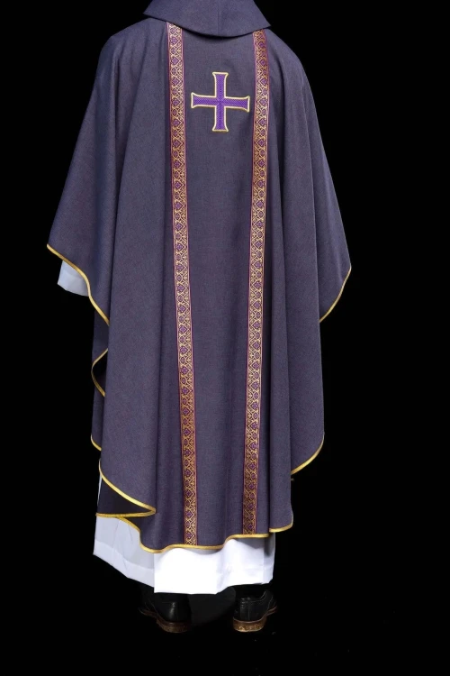 Fioletowy ornat liturgiczny z haftowanym krzyżem i żakardowymi pasami – widok tyłu