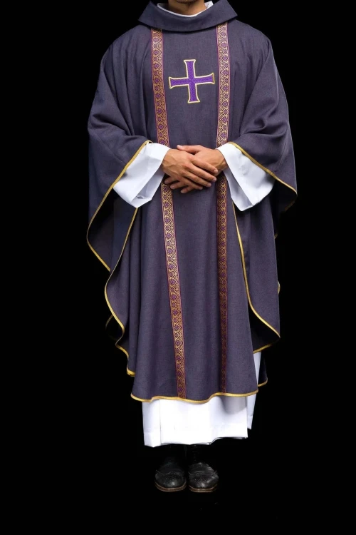 Fioletowy ornat liturgiczny z haftowanym krzyżem i żakardowymi pasami – detal tkaniny