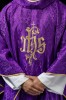 Fioletowy ornat liturgiczny z haftowanym motywem IHS na ozdobnej tkaninie