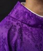 Fioletowy ornat liturgiczny z haftowanym motywem IHS na ozdobnej tkaninie – detal symbolu