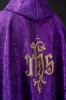 Fioletowy ornat liturgiczny z haftowanym motywem IHS na ozdobnej tkaninie – wykończenie kołnierza