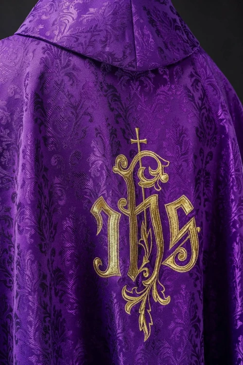 Fioletowy ornat liturgiczny z haftowanym motywem IHS na ozdobnej tkaninie – wykończenie kołnierza