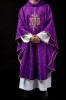 Fioletowy ornat liturgiczny z haftowanym motywem IHS na ozdobnej tkaninie – widok przodu