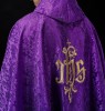 Fioletowy ornat liturgiczny z haftowanym motywem IHS na ozdobnej tkaninie – widok tyłu