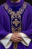 Fioletowy ornat liturgiczny zdobiony haftem na aksamicie