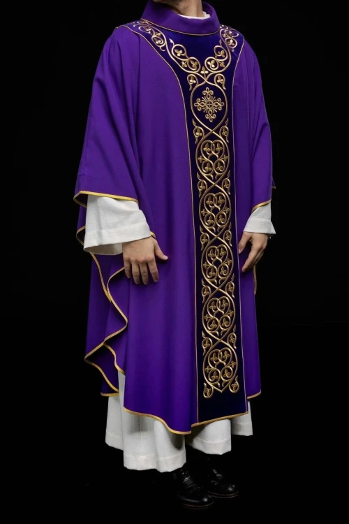 Fioletowy ornat liturgiczny zdobiony haftem na aksamicie – pełny widok