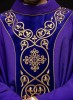 Fioletowy ornat liturgiczny zdobiony haftem na aksamicie – zbliżenie haftu
