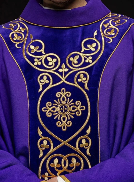Fioletowy ornat liturgiczny zdobiony haftem na aksamicie – zbliżenie haftu
