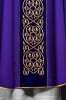 Fioletowy ornat liturgiczny zdobiony haftem na aksamicie – detal symbolu