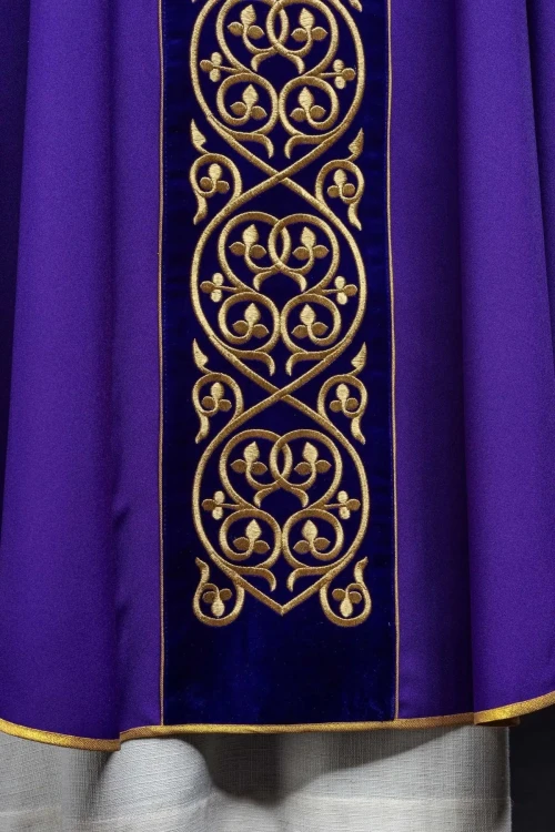 Fioletowy ornat liturgiczny zdobiony haftem na aksamicie – detal symbolu