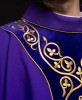 Fioletowy ornat liturgiczny zdobiony haftem na aksamicie – wykończenie kołnierza