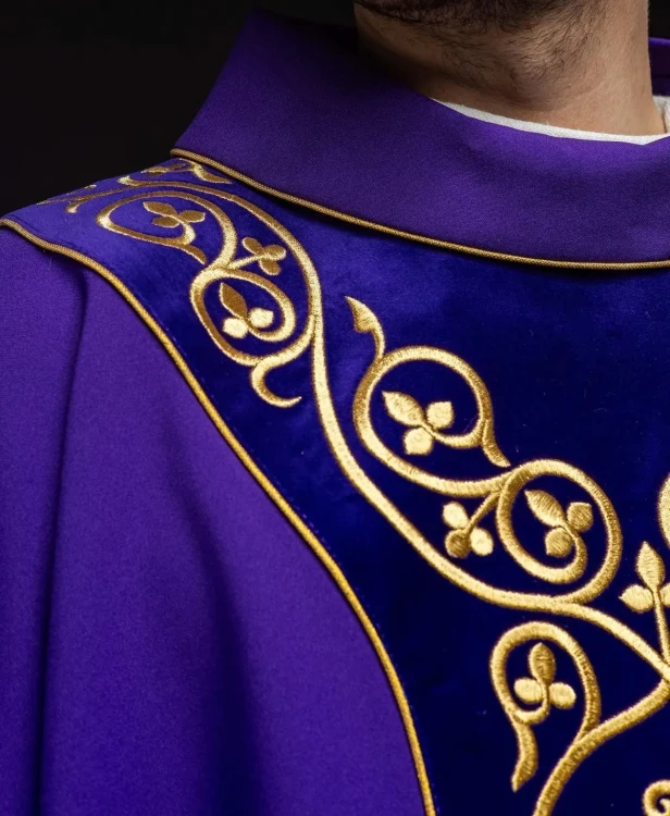 Fioletowy ornat liturgiczny zdobiony haftem na aksamicie – wykończenie kołnierza