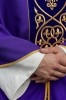 Fioletowy ornat liturgiczny zdobiony haftem na aksamicie – widok przodu