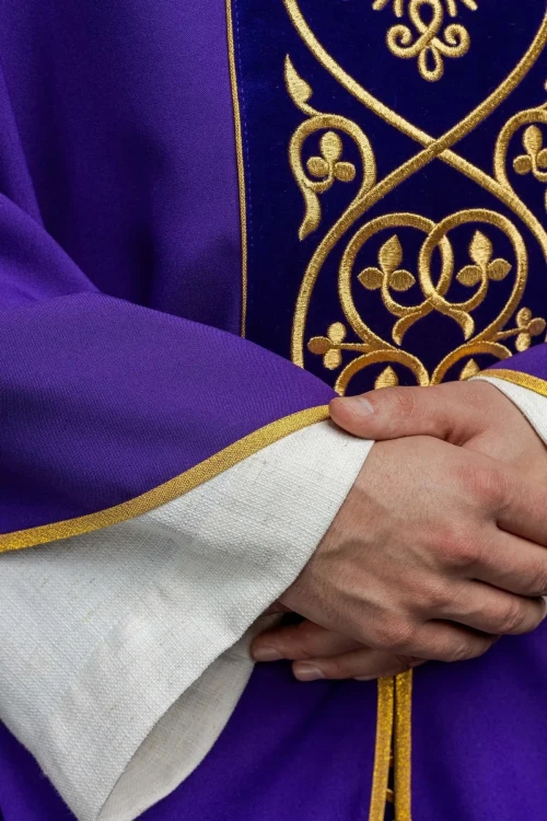 Fioletowy ornat liturgiczny zdobiony haftem na aksamicie – widok przodu