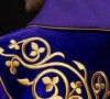 Fioletowy ornat liturgiczny zdobiony haftem na aksamicie – widok tyłu