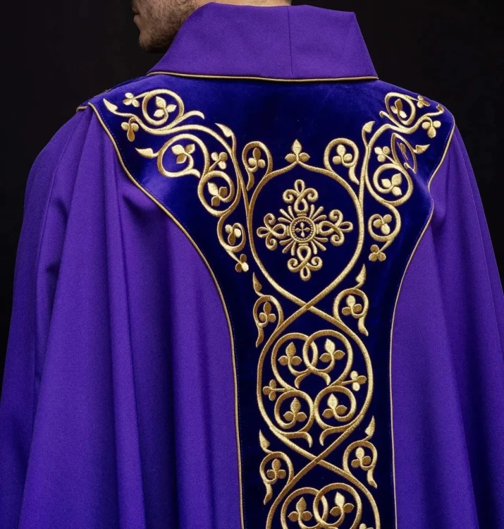 Fioletowy ornat liturgiczny zdobiony haftem na aksamicie – detal tkaniny
