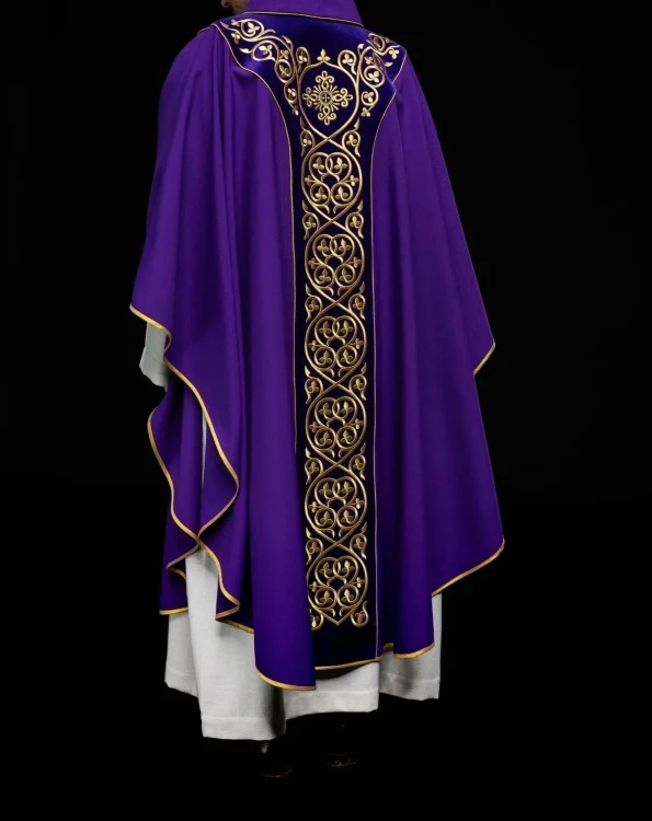 Fioletowy ornat liturgiczny zdobiony haftem na aksamicie – układ na sylwetce