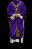 Fioletowy ornat liturgiczny zdobiony haftem na aksamicie – element zestawu