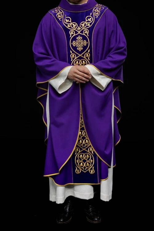 Fioletowy ornat liturgiczny zdobiony haftem na aksamicie – element zestawu