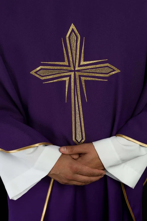 Fioletowy ornat z haftem krzyża i złotym obszyciem – zbliżenie haftu