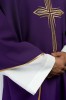 Fioletowy ornat z haftem krzyża i złotym obszyciem – detal symbolu