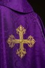 Fioletowy ornat z haftem złotego krzyża na tkaninie żakardowej – widok tyłu