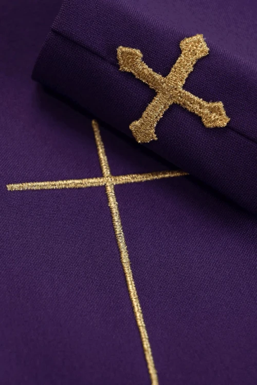 Fioletowy ornat z haftowanym motywem krzyża – detal 20