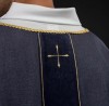 Fioletowy ornat z haftowanym pasem i motywem krzyża – wykończenie kołnierza