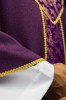 Fioletowy ornat z haftowanym złotym krzyżem i tkaniną żakardową – wykończenie kołnierza