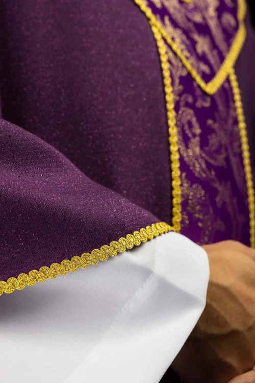 Fioletowy ornat z haftowanym złotym krzyżem i tkaniną żakardową – wykończenie kołnierza